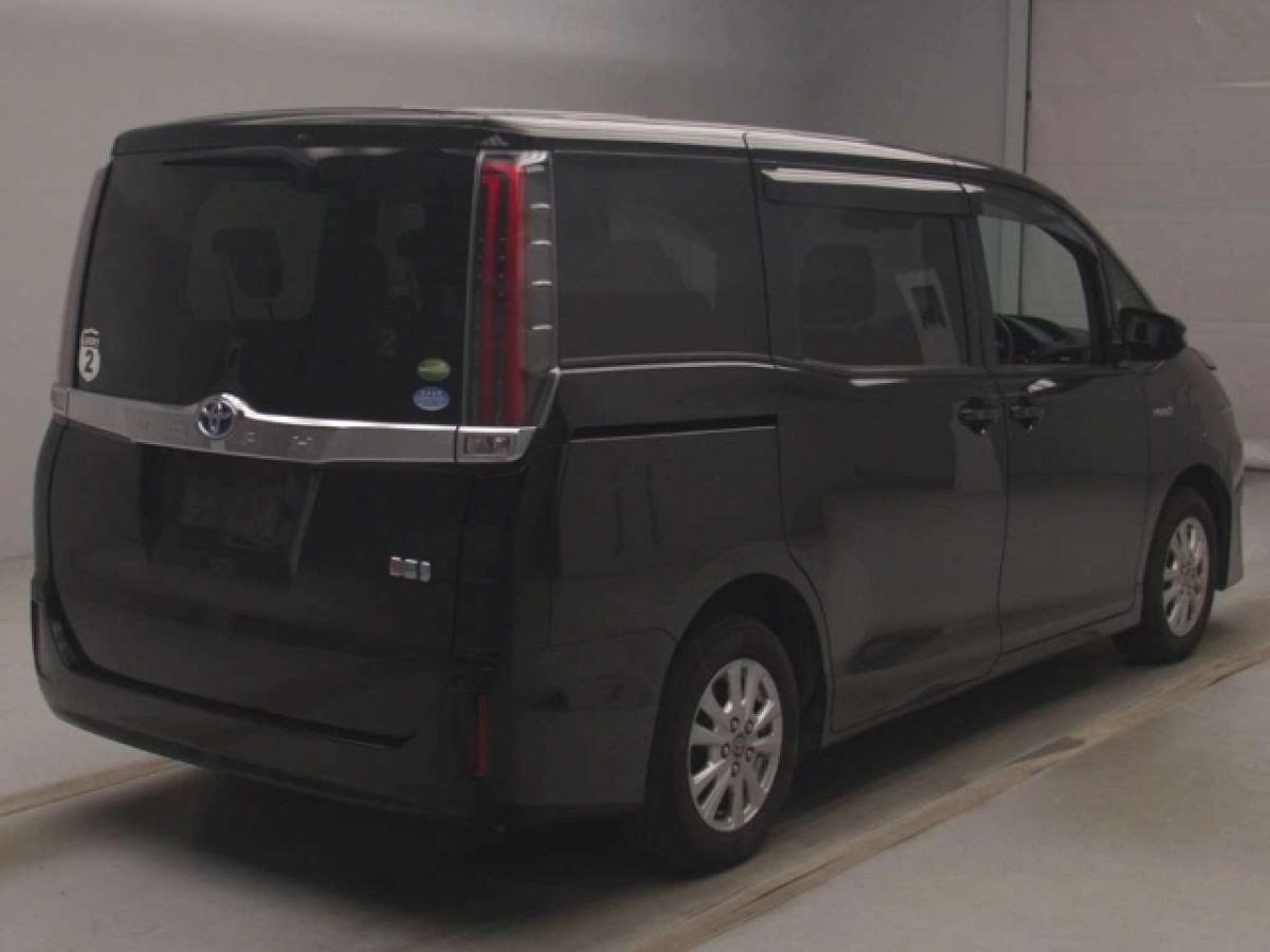 TOYOTA NOAH