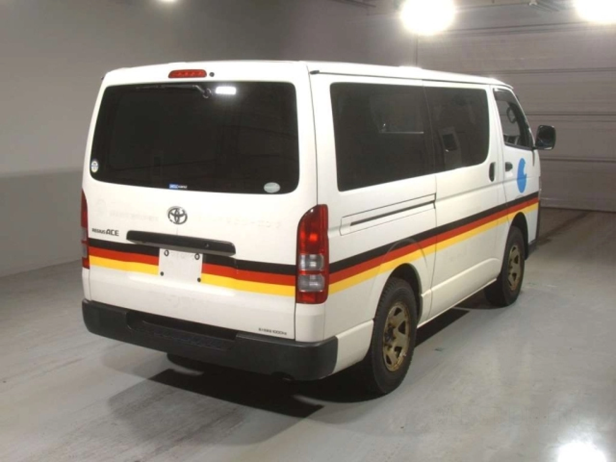 TOYOTA HIACE VAN