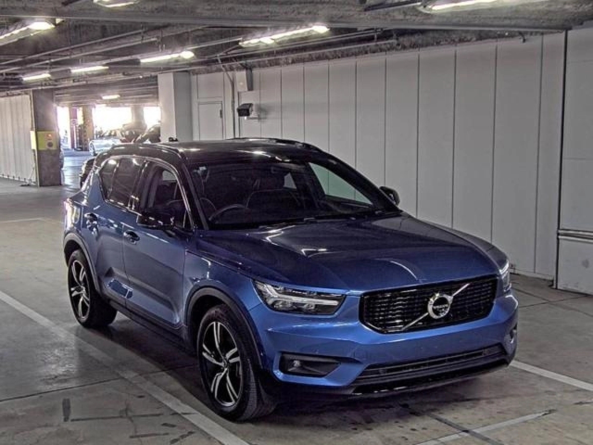 VOLVO XC40