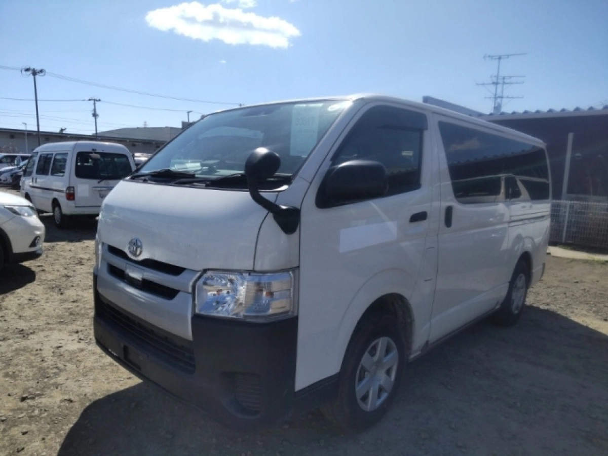 TOYOTA HIACE VAN
