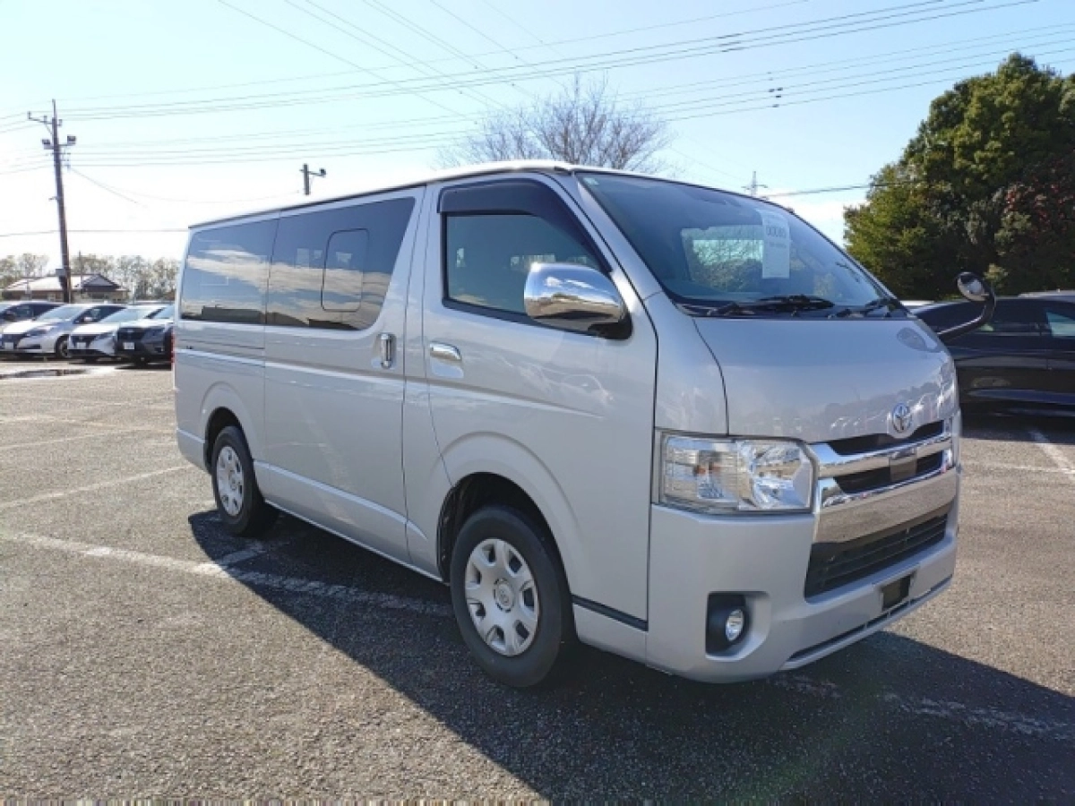 TOYOTA HIACE VAN