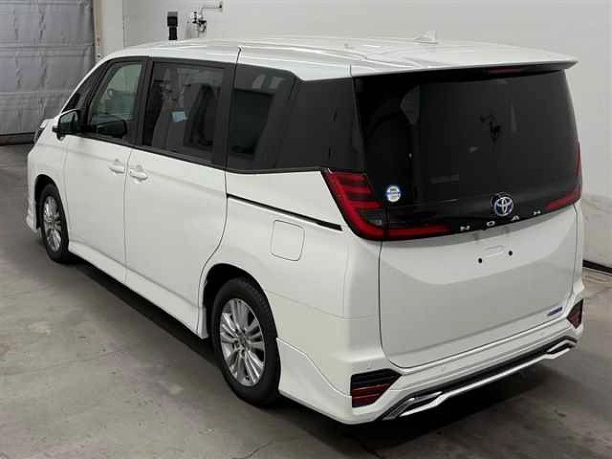 TOYOTA NOAH