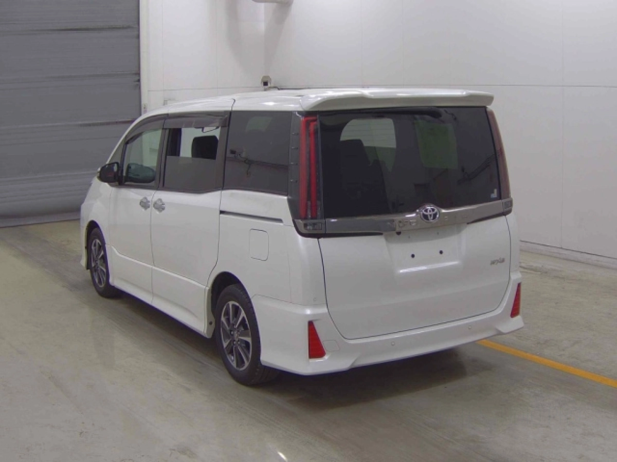 TOYOTA NOAH