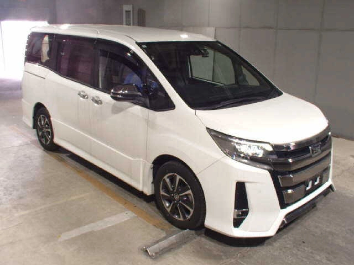 TOYOTA NOAH