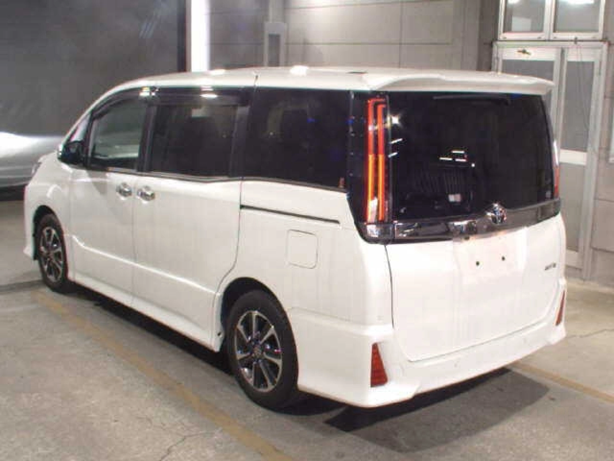 TOYOTA NOAH