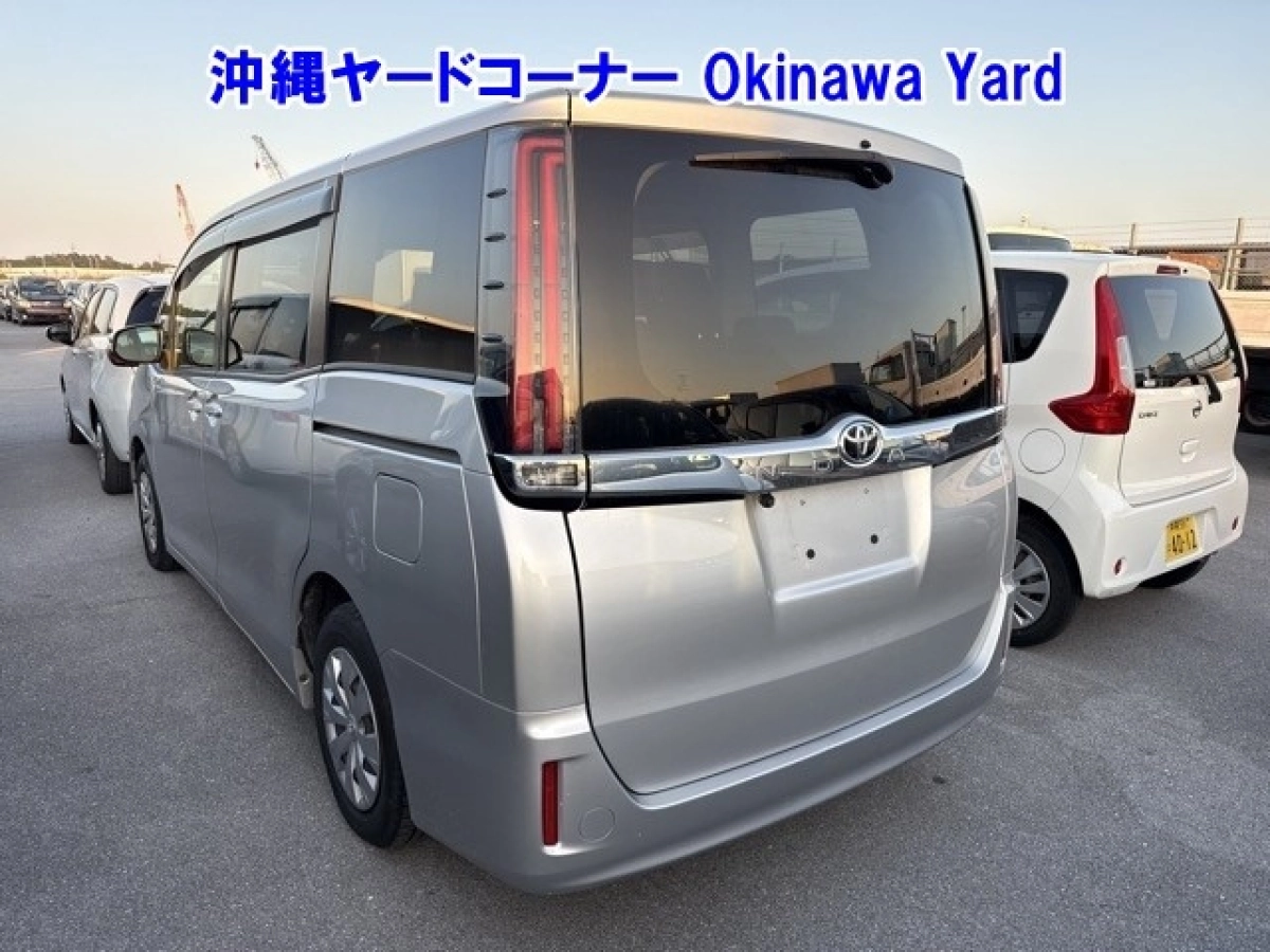 TOYOTA NOAH