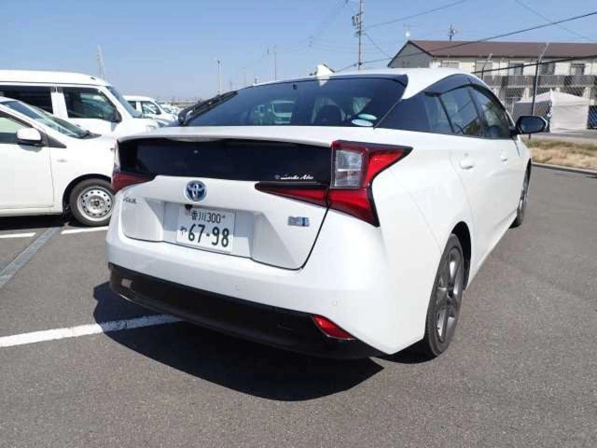TOYOTA PRIUS