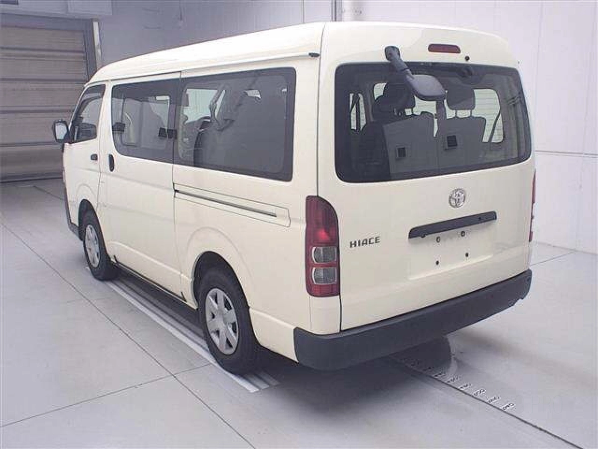 TOYOTA HIACE