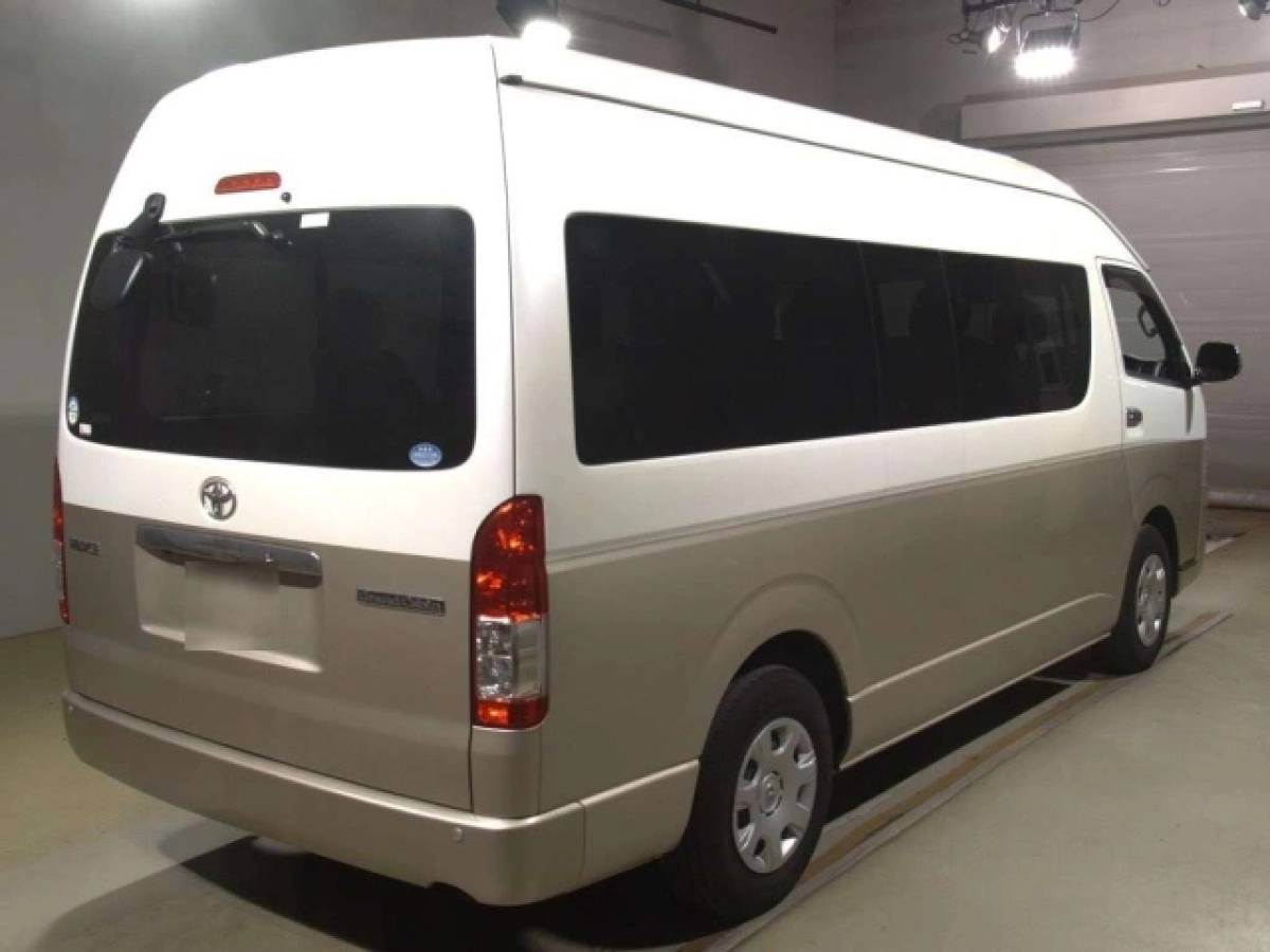 TOYOTA HIACE