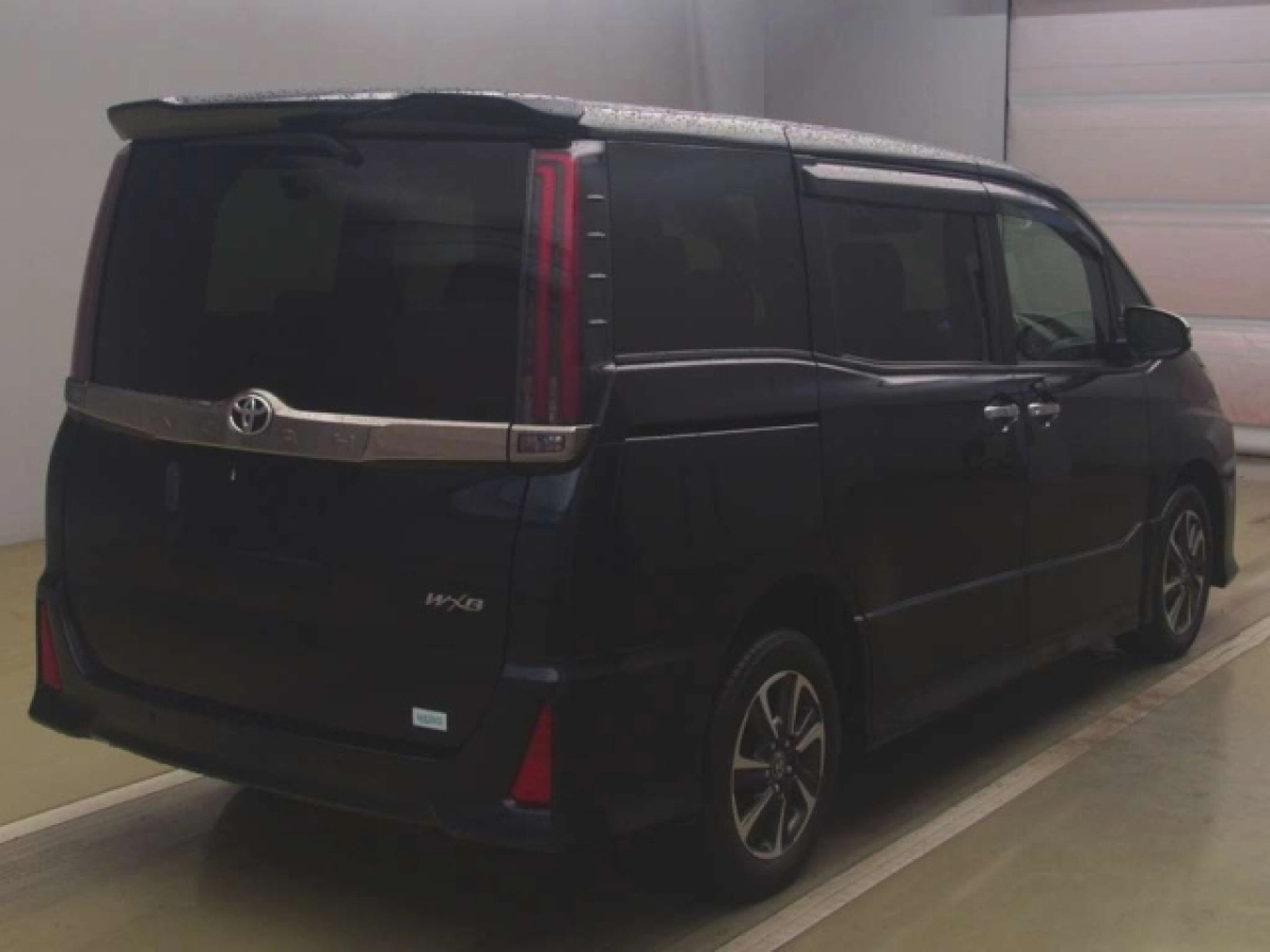 TOYOTA NOAH