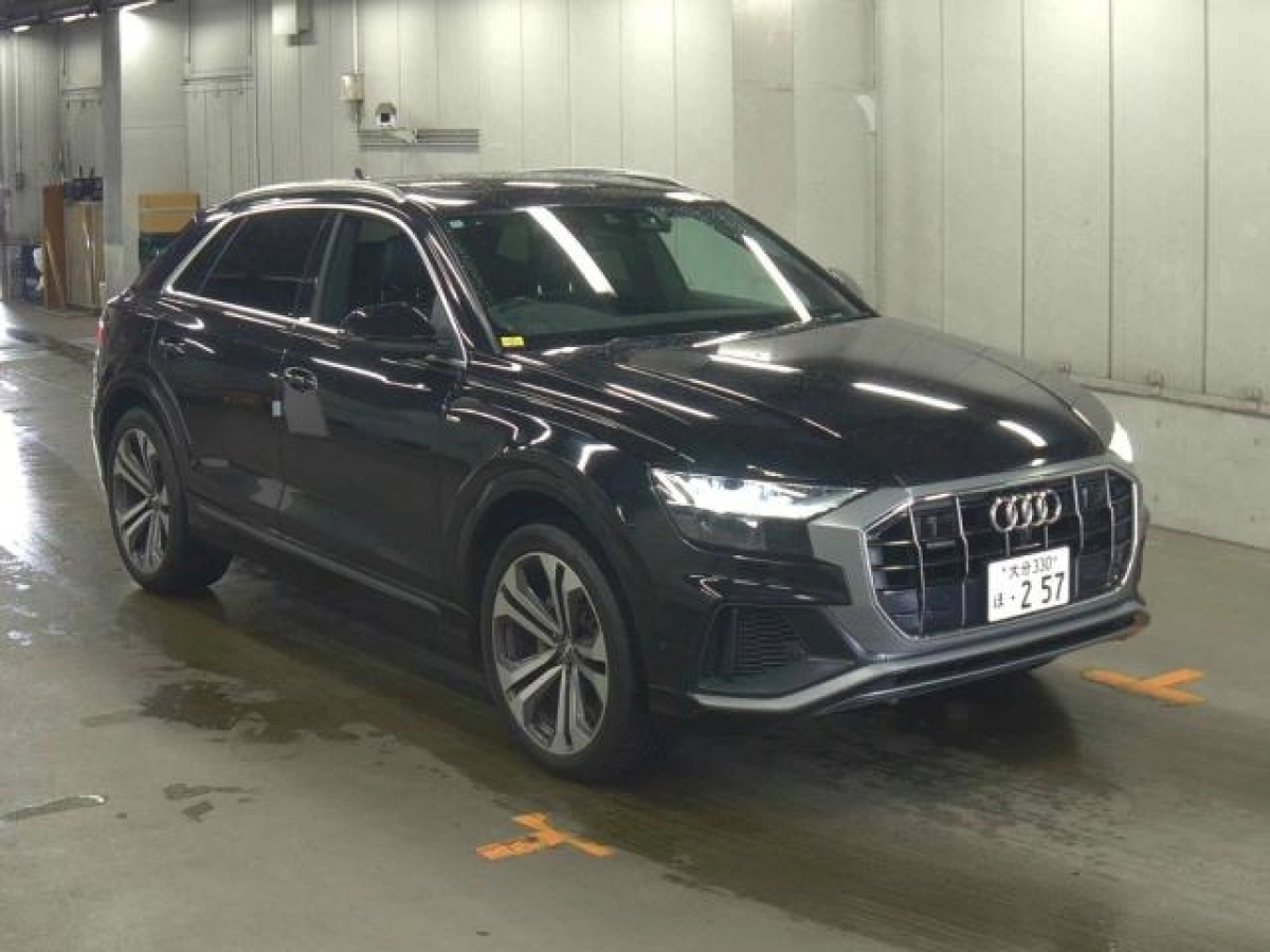 AUDI Q8