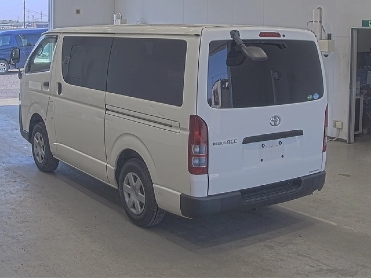 TOYOTA REGIUS ACE VAN