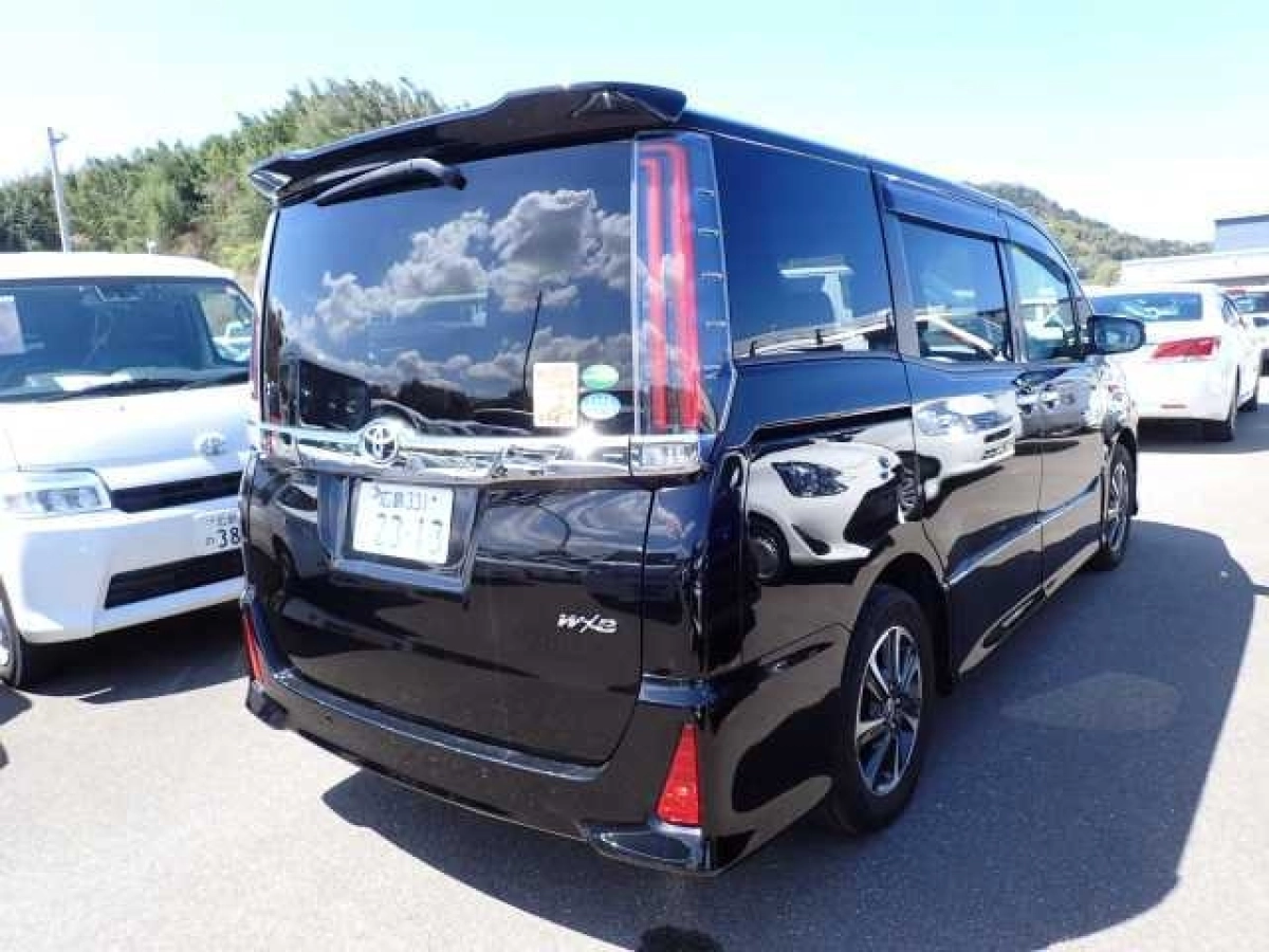TOYOTA NOAH