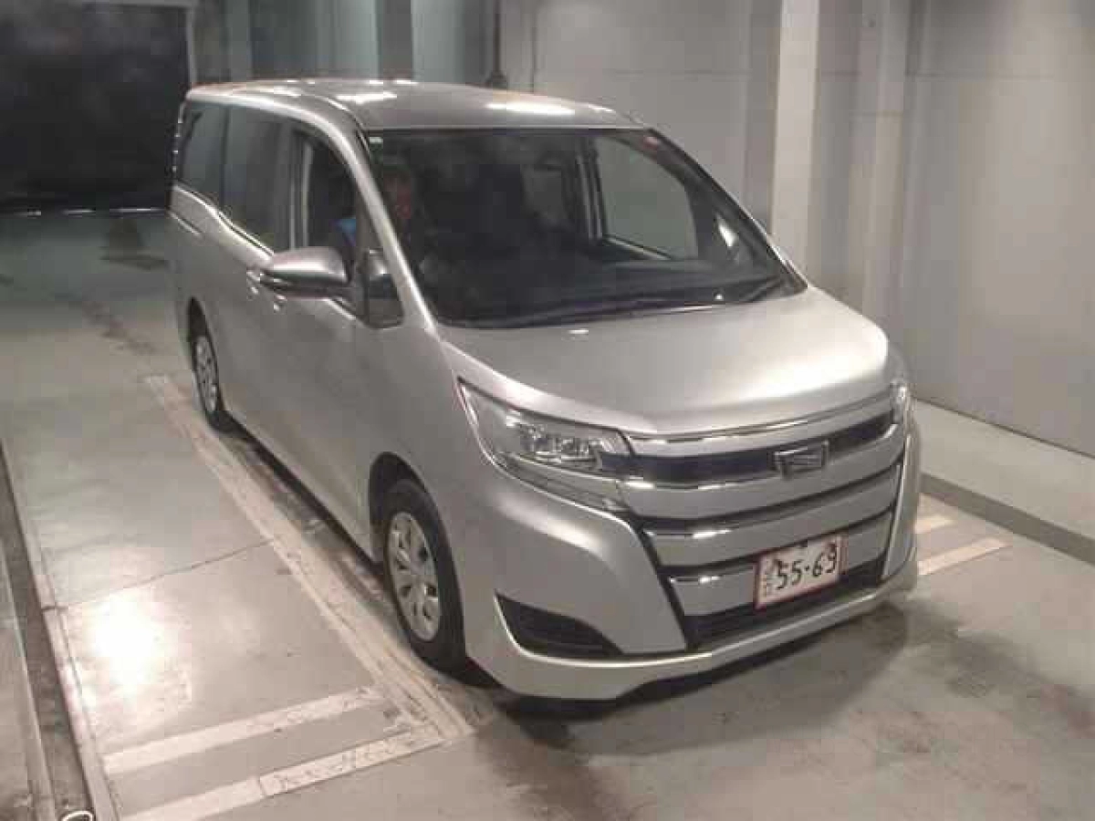 TOYOTA NOAH