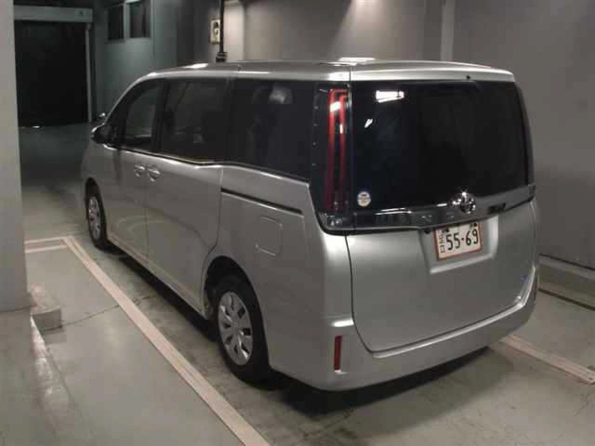 TOYOTA NOAH