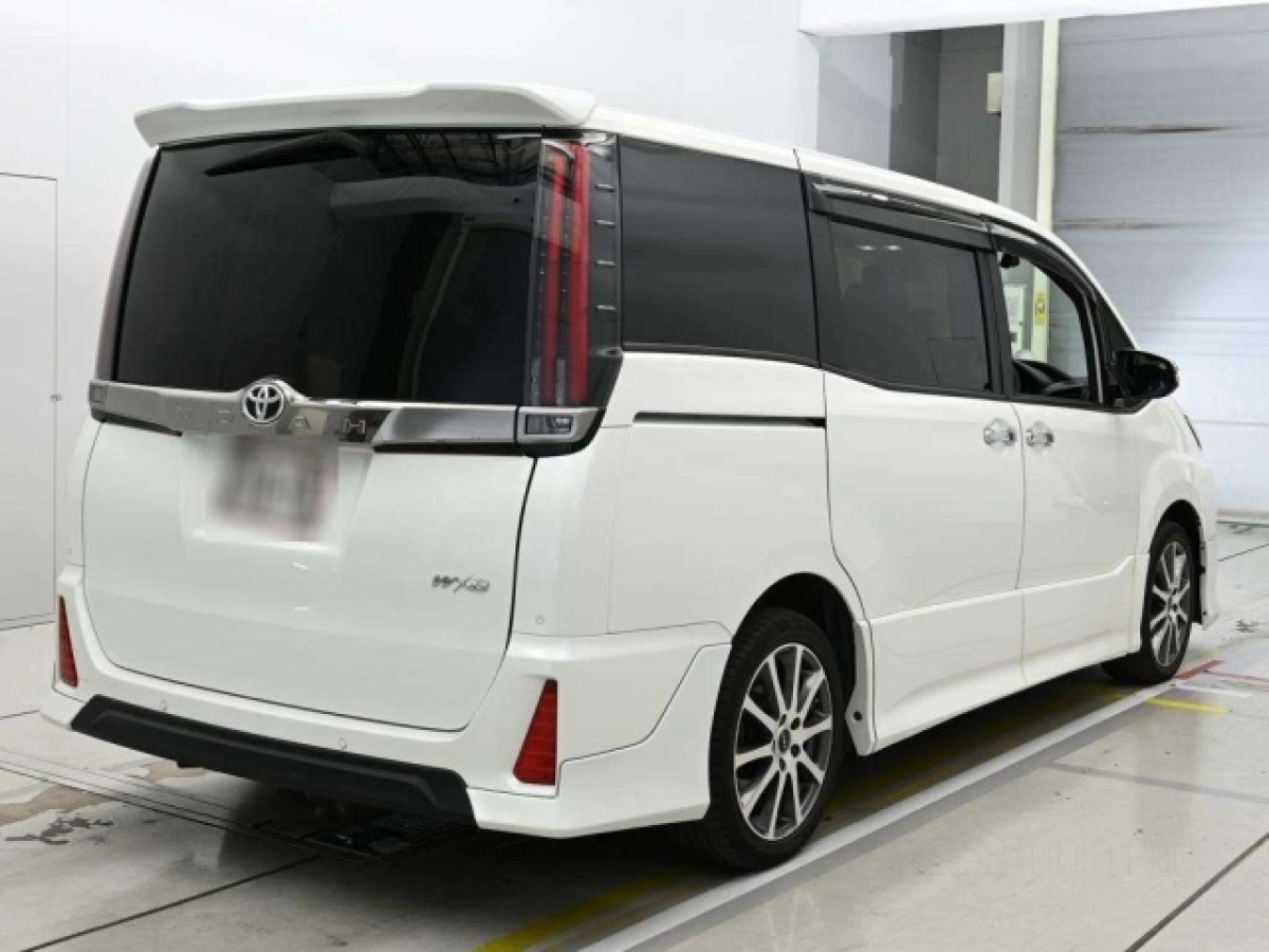 TOYOTA NOAH