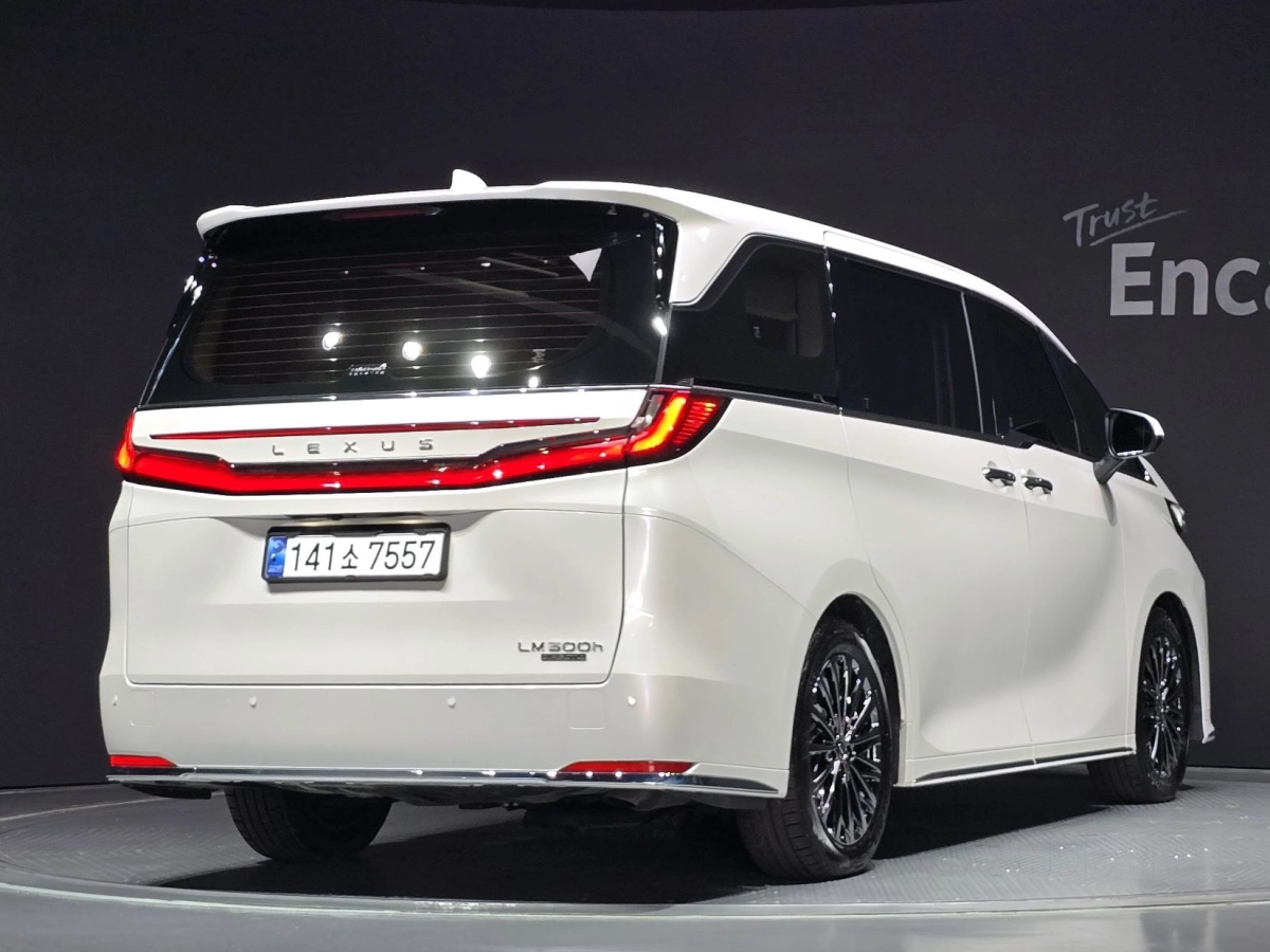 LEXUS LM