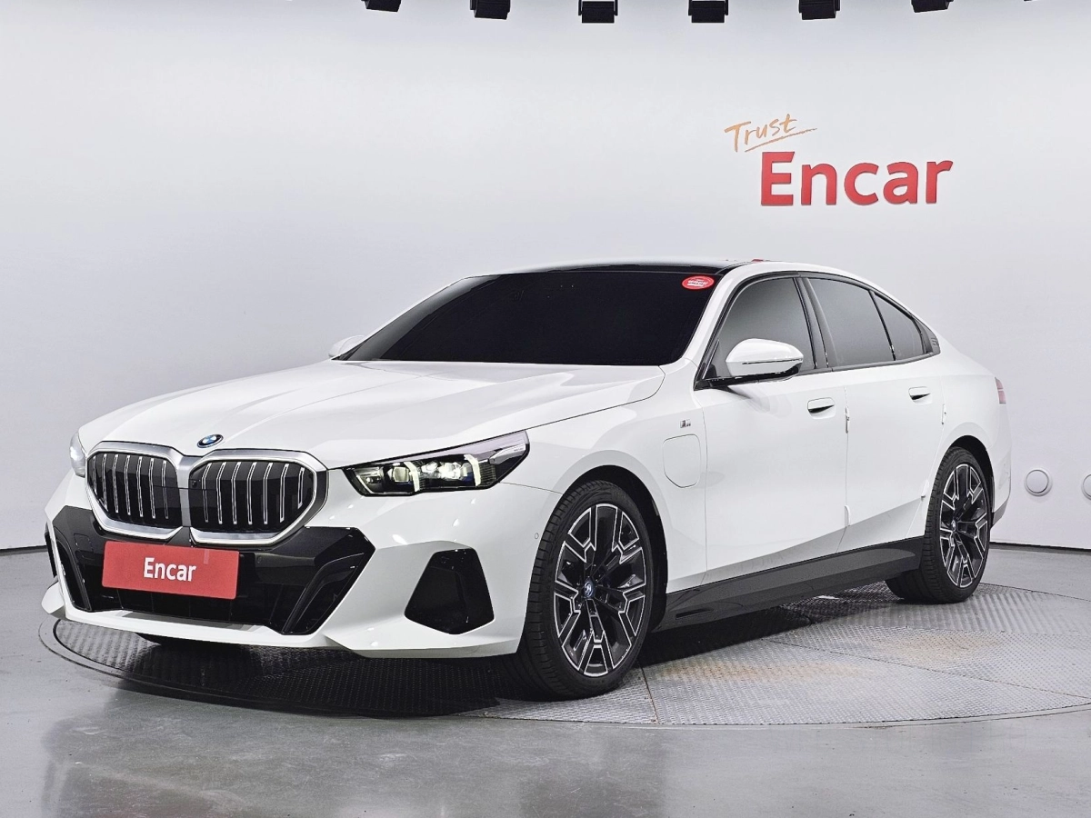 BMW 5-SERIES G60 2025