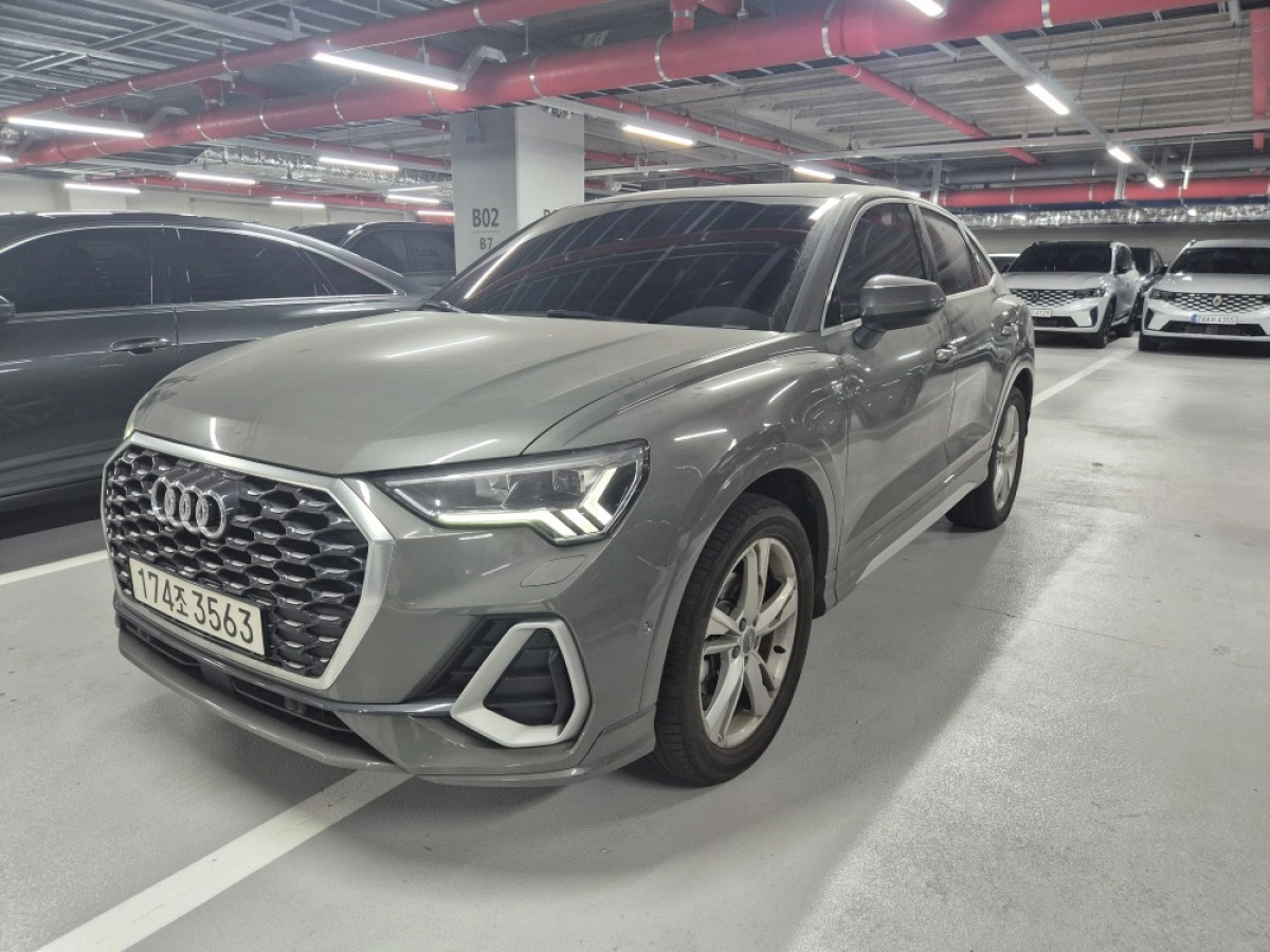 AUDI Q3 F3