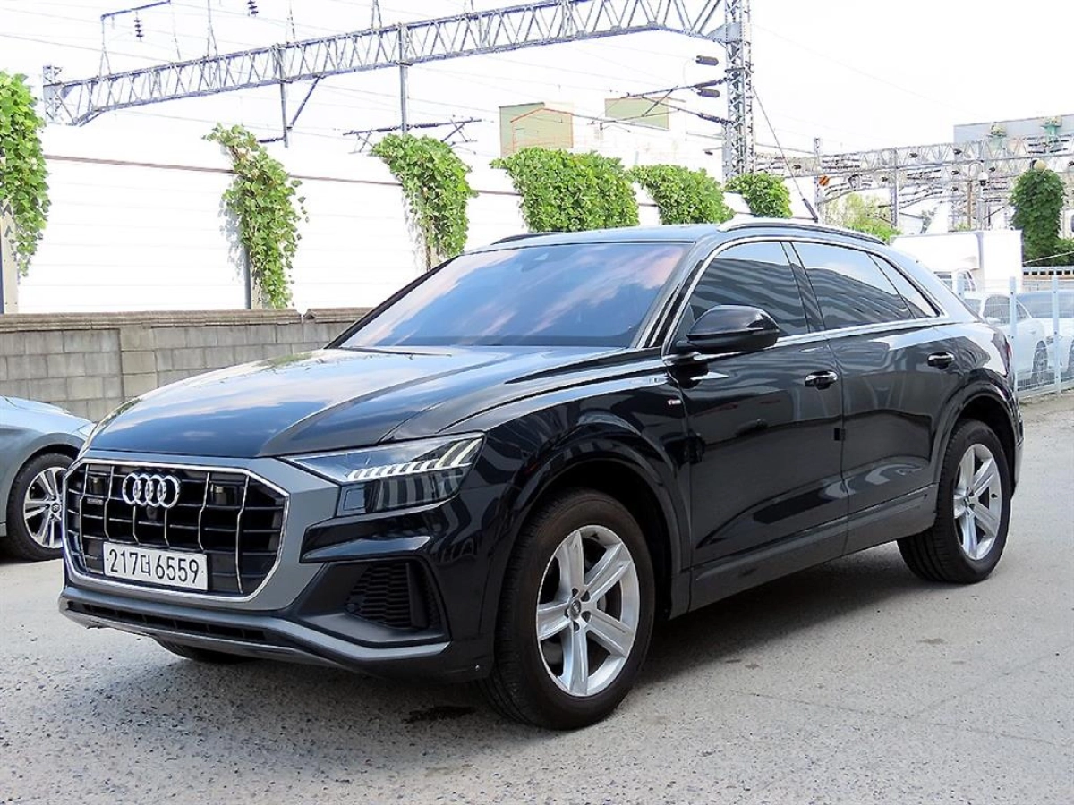 AUDI Q8 4M