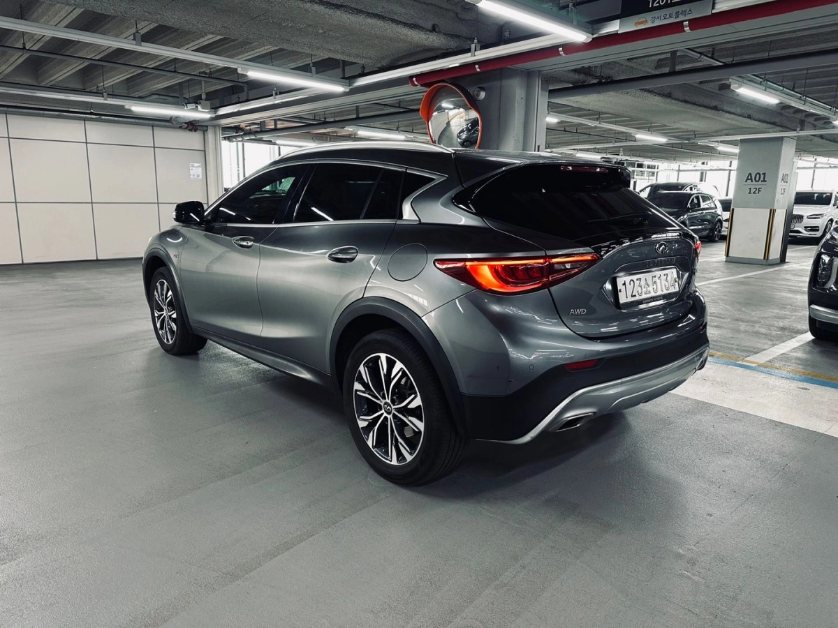 INFINITI QX30