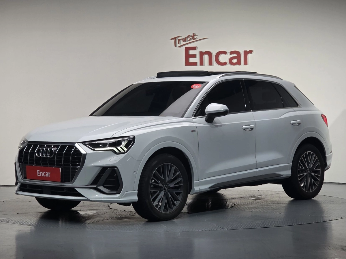 AUDI Q3 F3