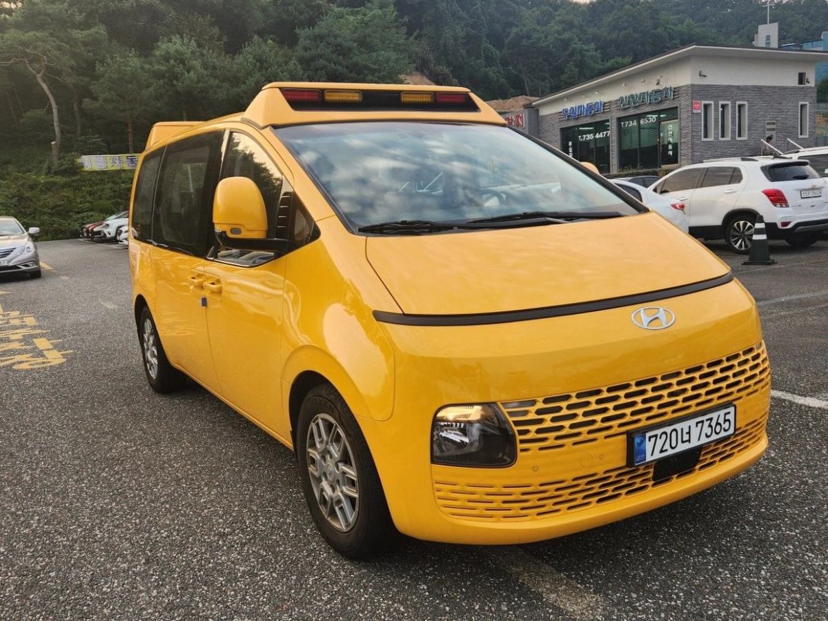 HYUNDAI STARIA