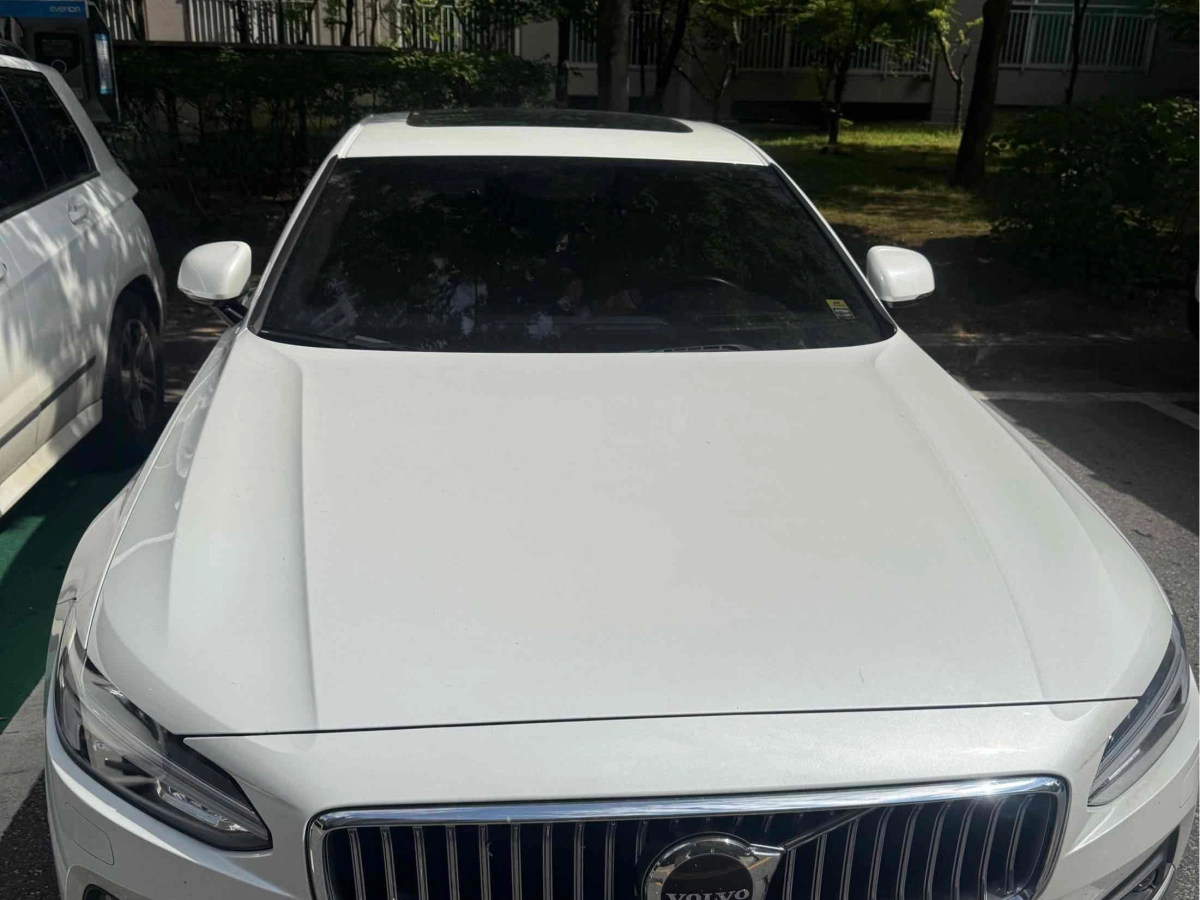 VOLVO S90
