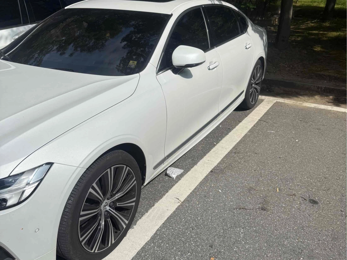VOLVO S90