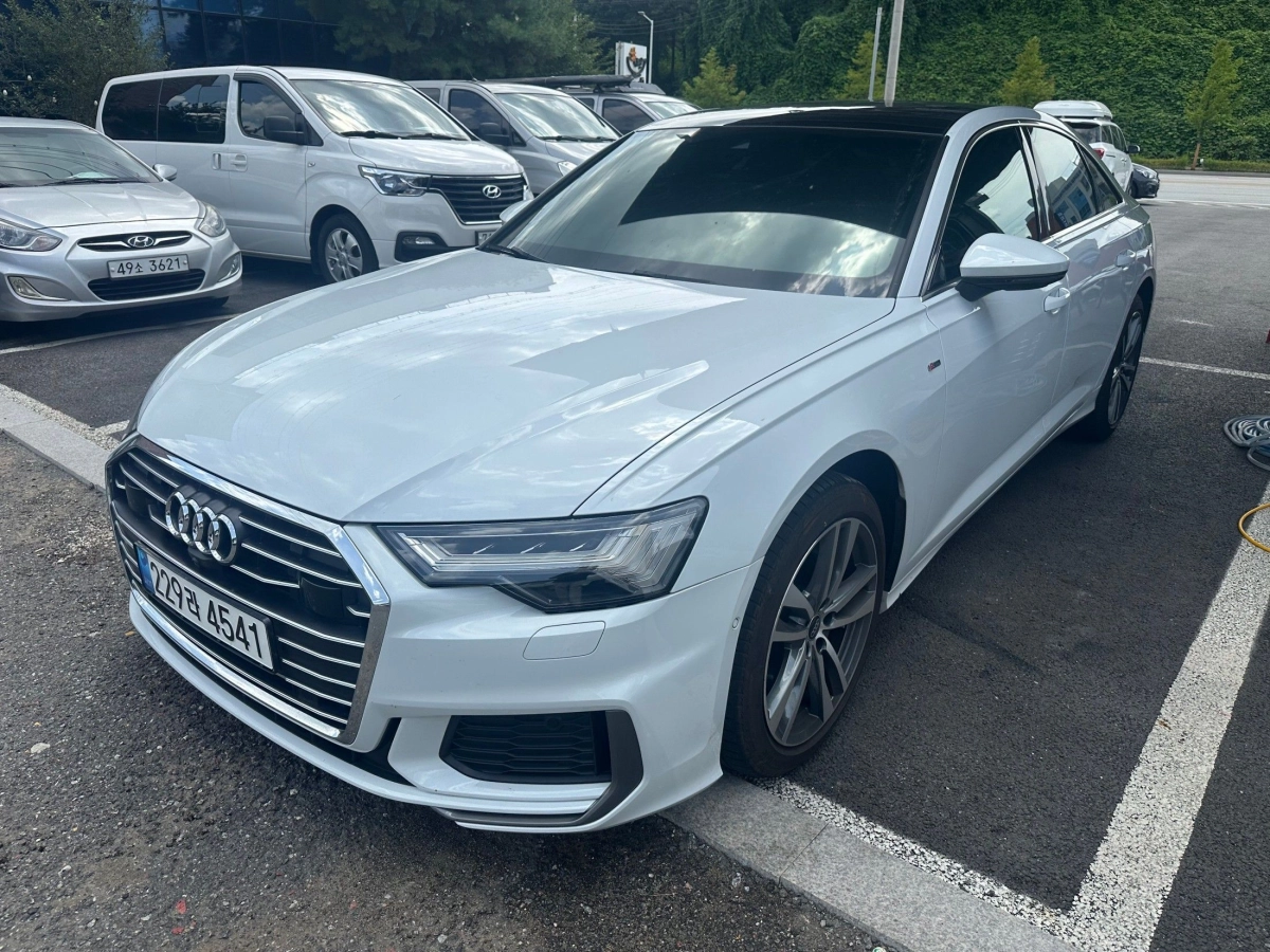 AUDI A6 C8