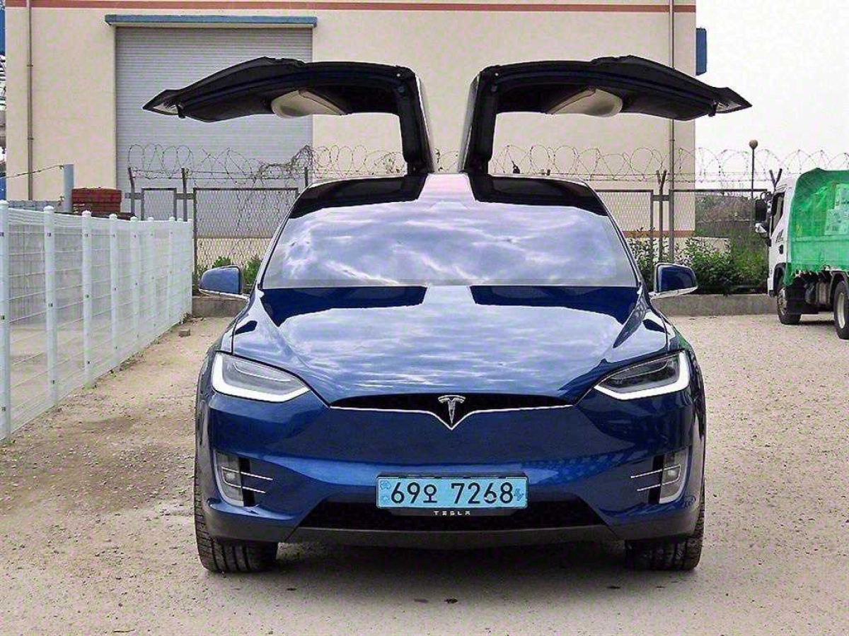TESLA MODEL X
