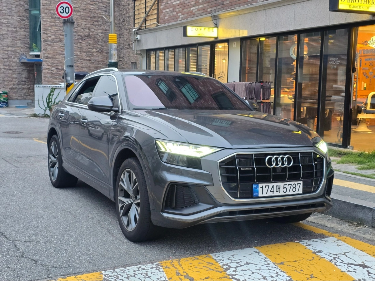 AUDI Q8 4M