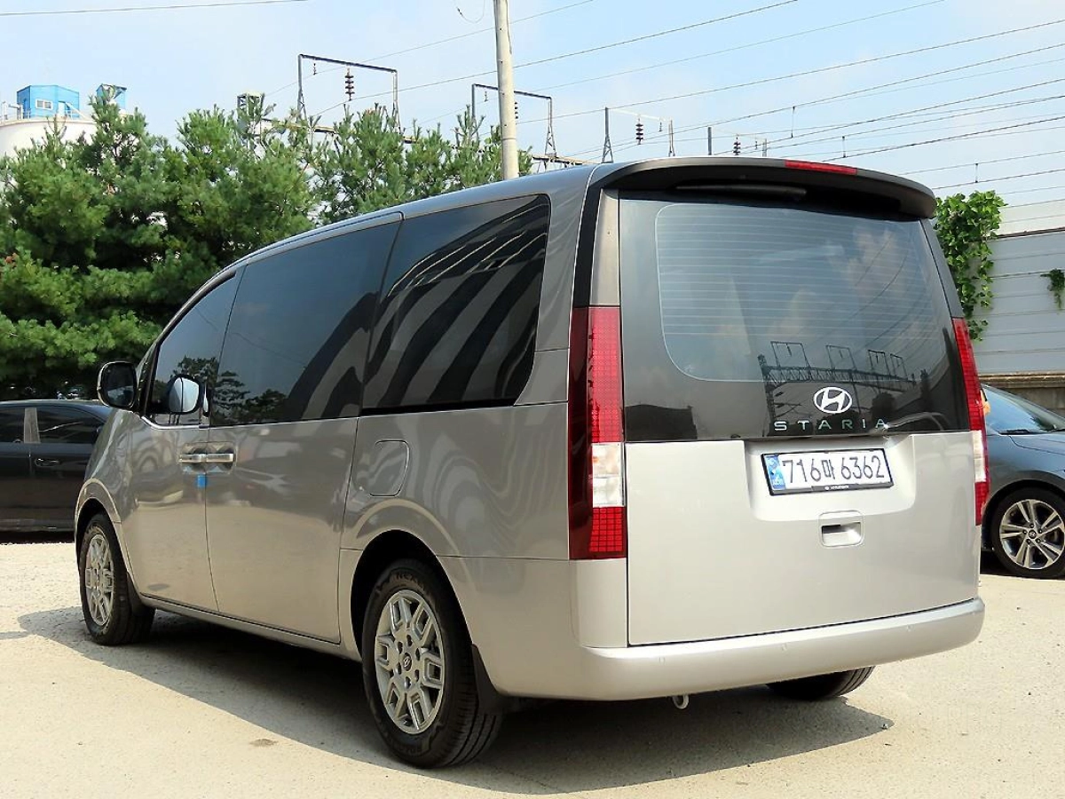 HYUNDAI STARIA