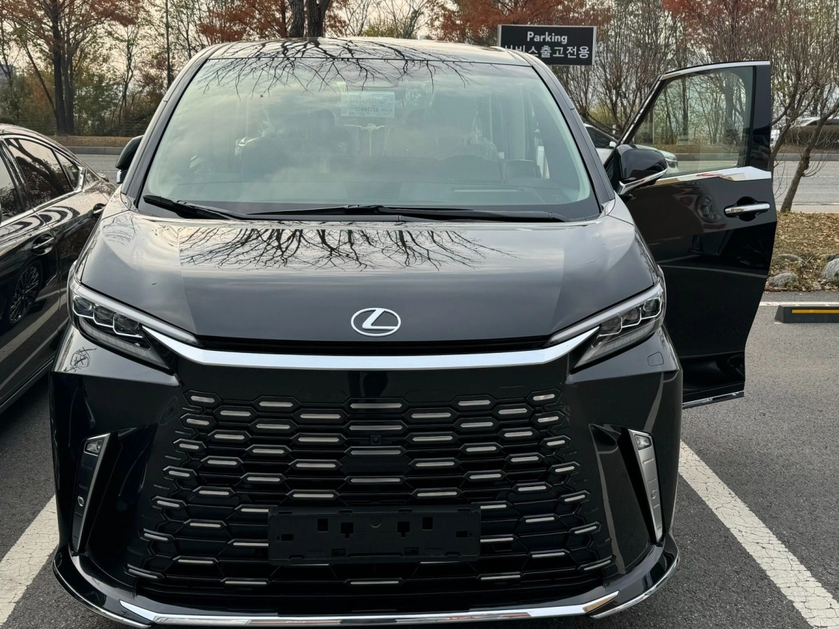 LEXUS LM  2024