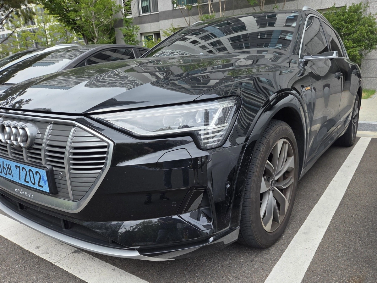 AUDI E-TRON