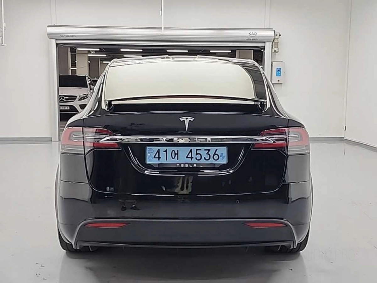 TESLA MODEL X