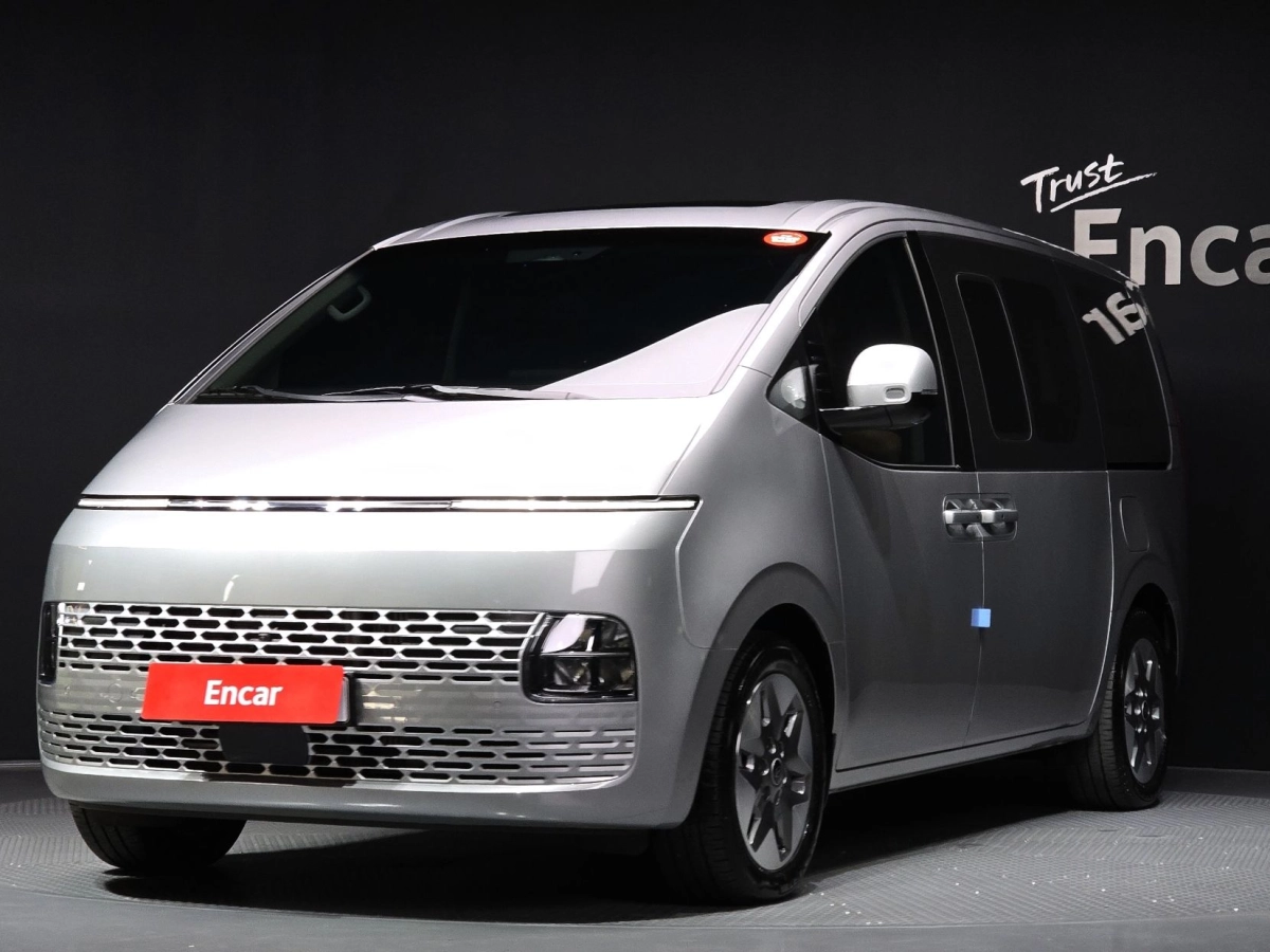 HYUNDAI STARIA 2025