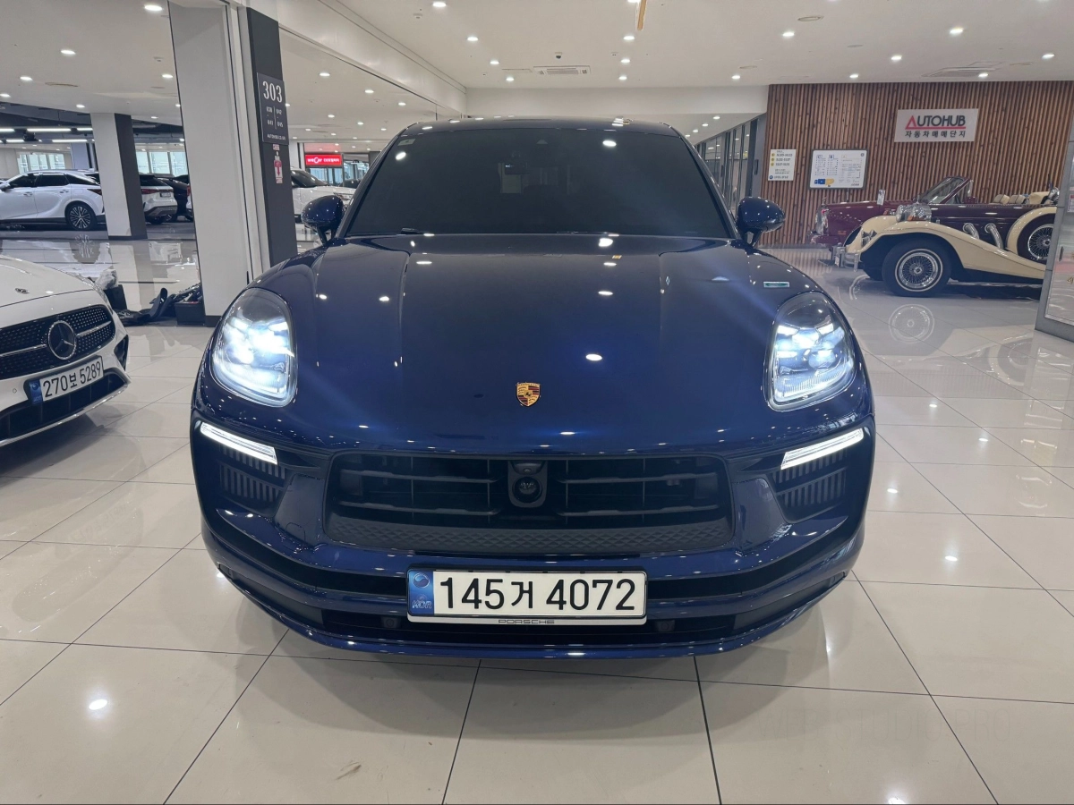 PORSCHE MACAN