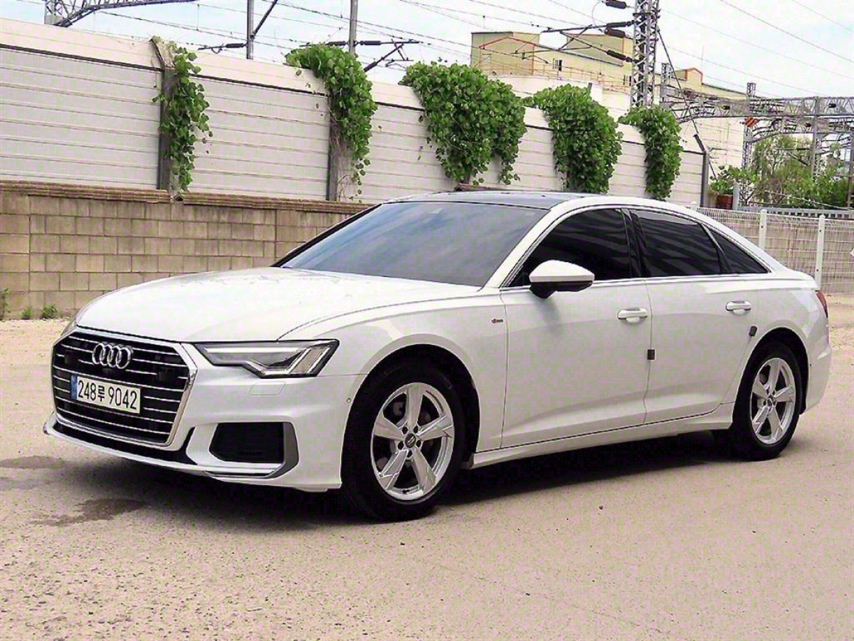 AUDI A6 C8