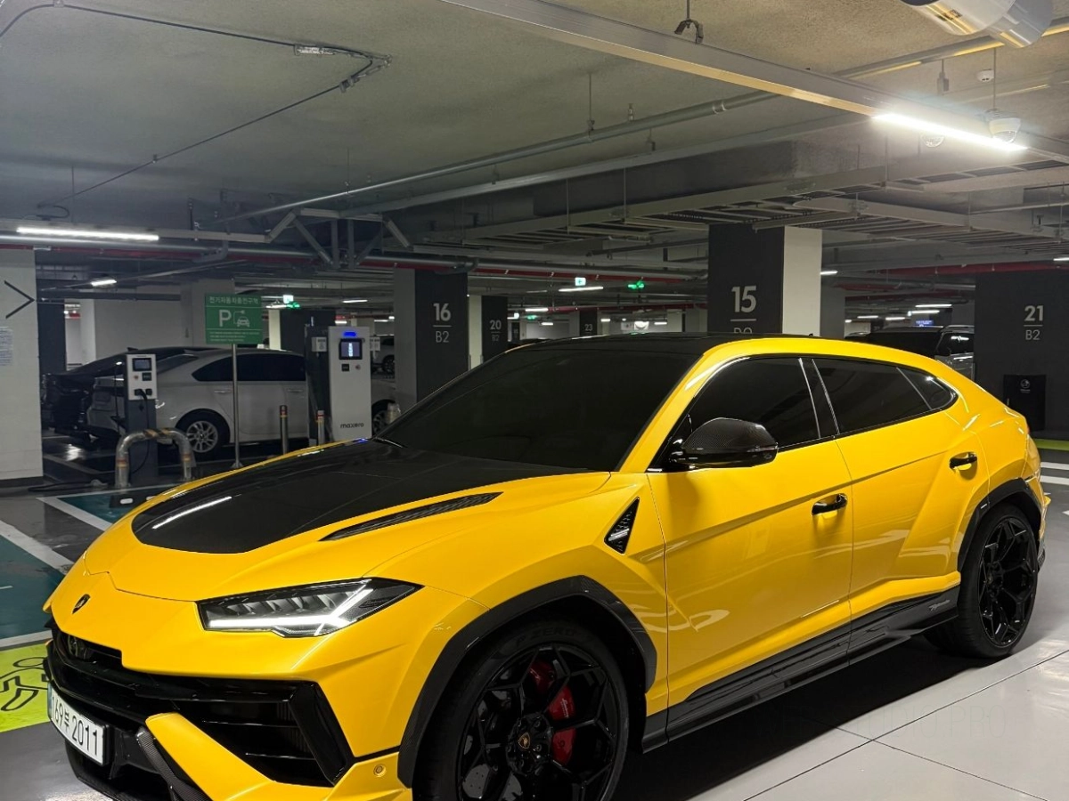 LAMBORGHINI URUS