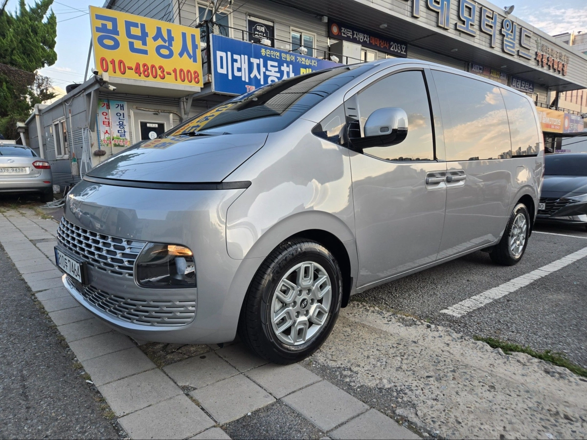 HYUNDAI STARIA
