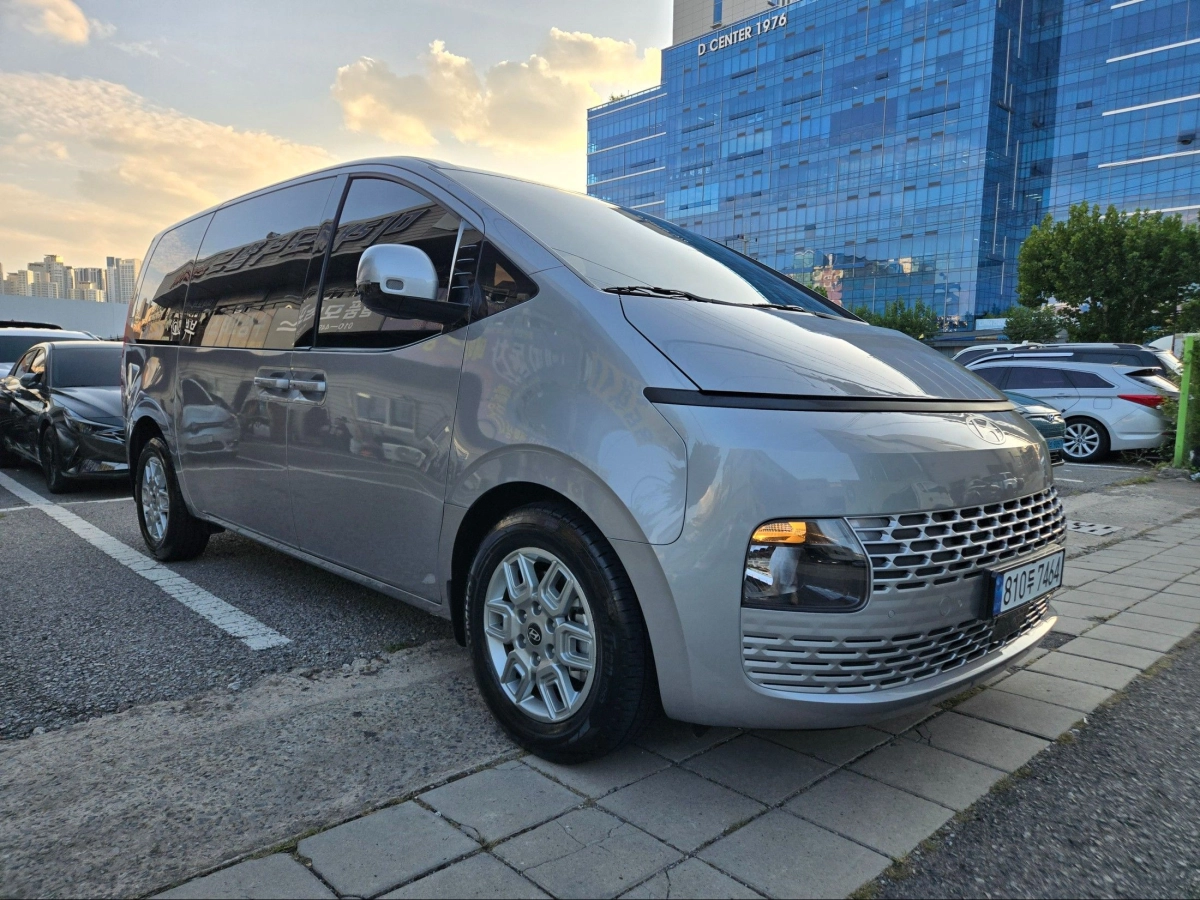HYUNDAI STARIA