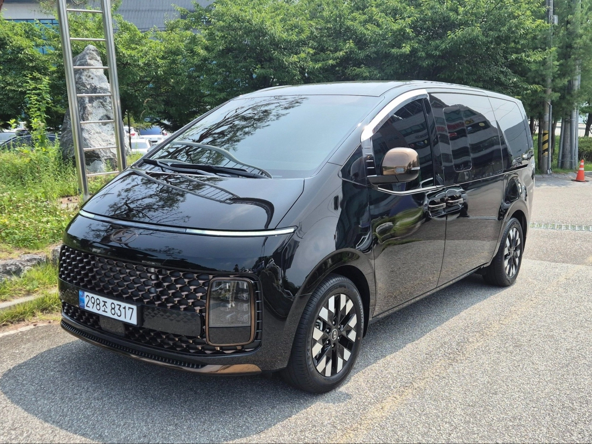 HYUNDAI STARIA 2025