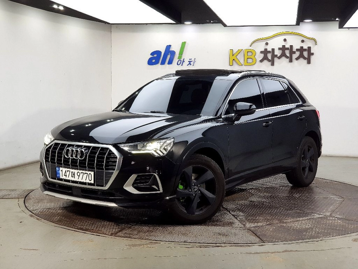 AUDI Q3 F3