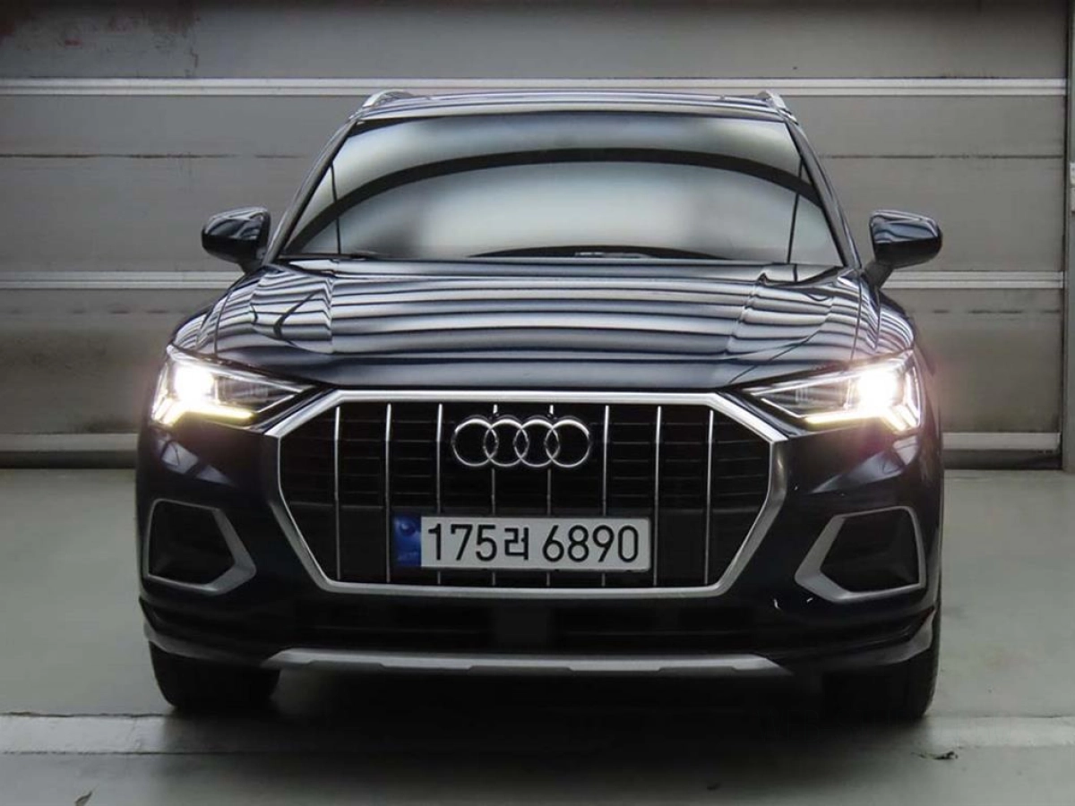 AUDI Q3 F3