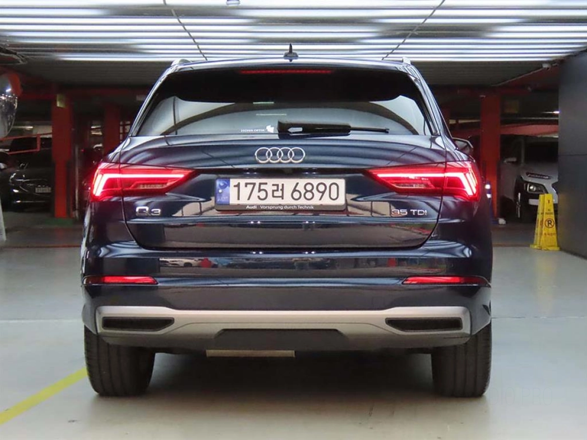 AUDI Q3 F3