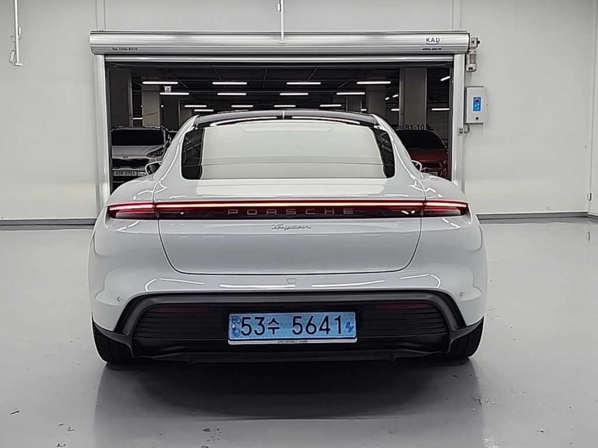 PORSCHE TAYCAN