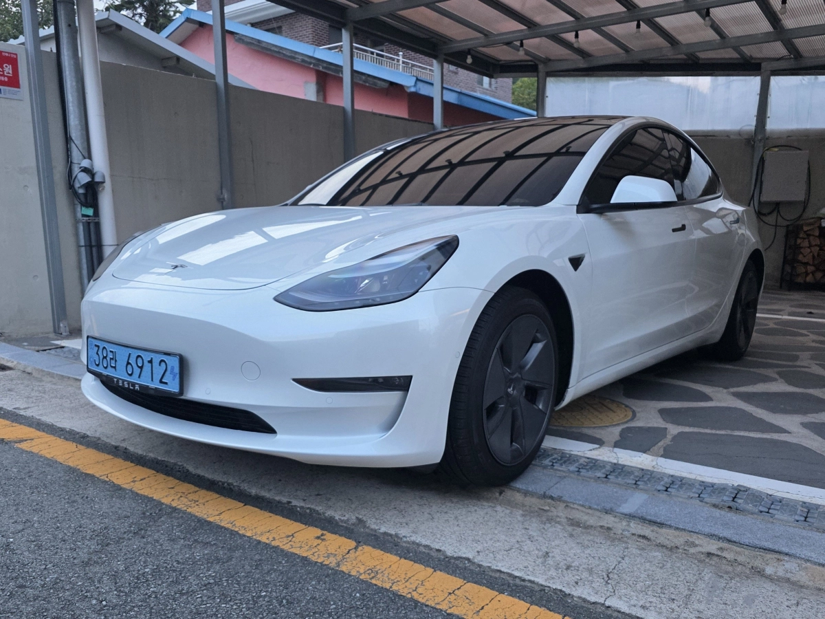 TESLA MODEL 3