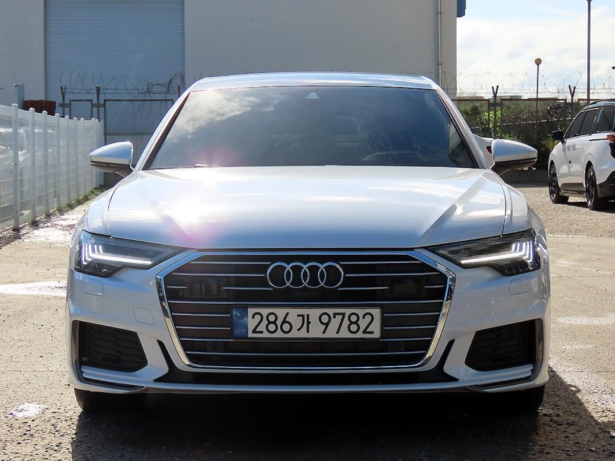 AUDI A6 C8