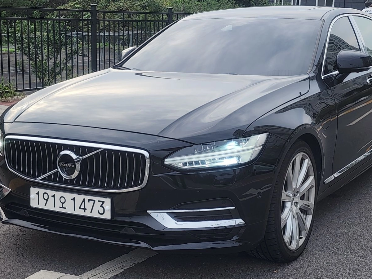 VOLVO S90